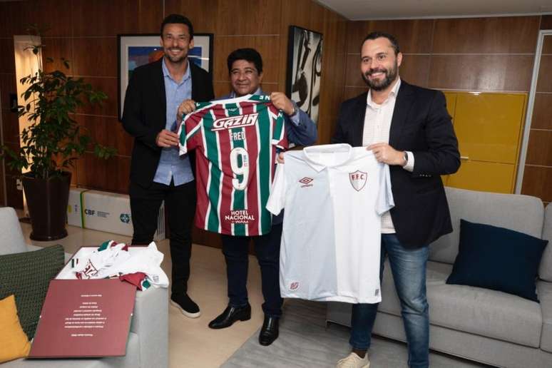 Fred, Ednaldo Rodrigues e Mário Bittencourt com camisas do Fluminense (Foto: Lucas Figueiredo/CBF)