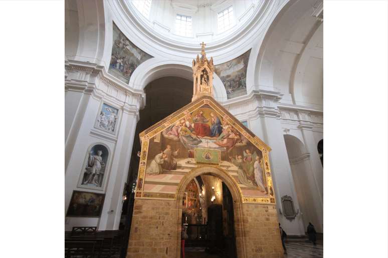 Igreja da Porciúncula, erguida no século IV em Assis. Era nela que os primeiros franciscanos se reuniam para rezar. Hoje a igrejinha está dentro de uma igreja maior, construída de forma a protegê-la