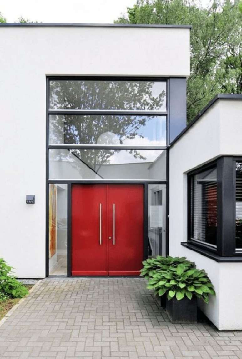 21. Casa moderna com porta vermelha de entrada. Fonte: Concepts & Colorways