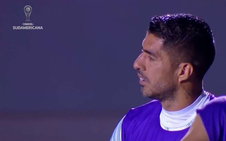 Suárez observa, perplexo, o segundo gol do Dragão goiano (Foto: Reprodução/Conmebol TV)