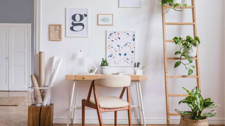 Adicionar artes à sua casa também é uma boa dica para trazer mais vida para ela — Shutterstock