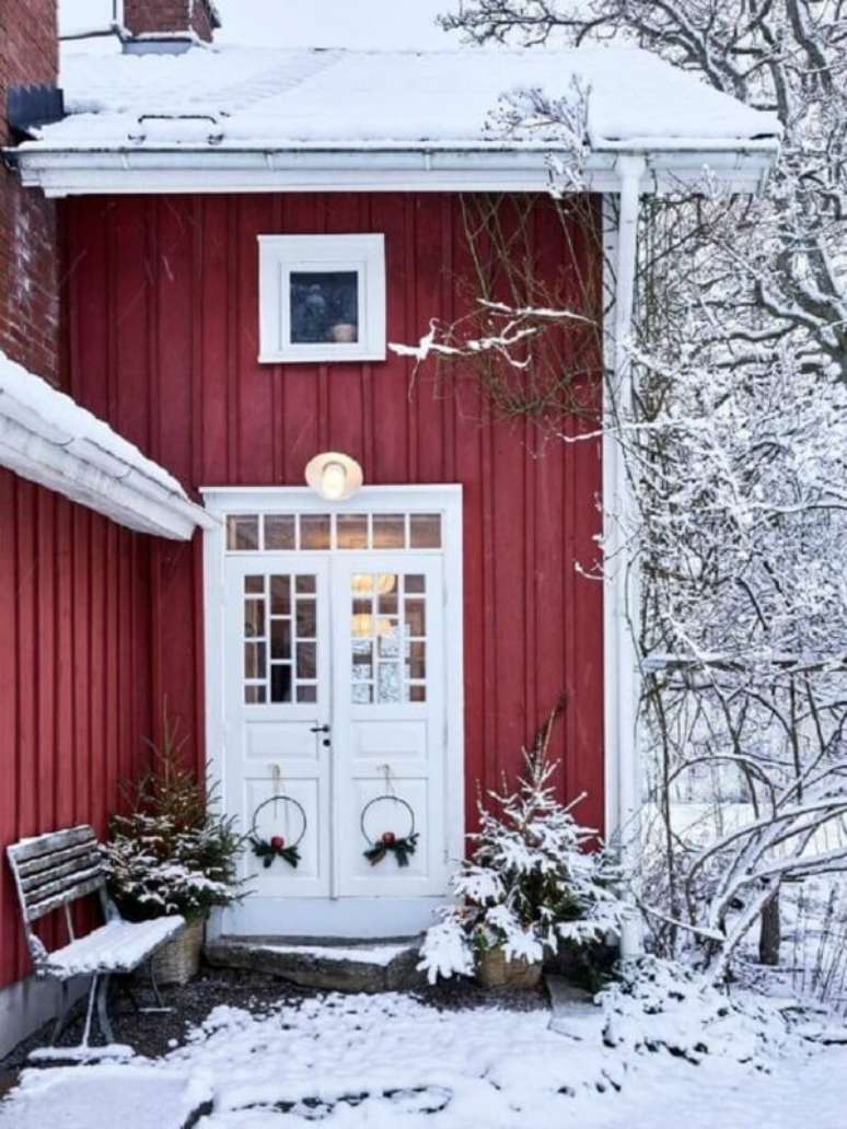 15. A casa vermelha se destaca nos períodos de neve. Fonte: Hello Lovely