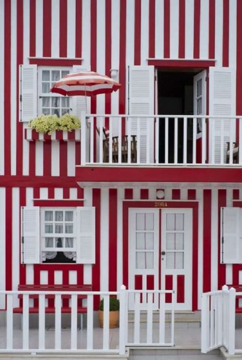 29. Casa vermelha e branca com fachada listrada. Fonte: Doce Obra