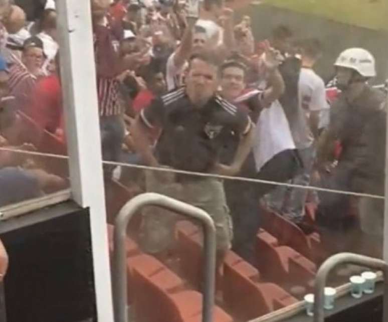 Um são-paulino foi acusado de fazer gestos racistas direcionados aos torcedores do Fluminense (Reprodução de vídeo)