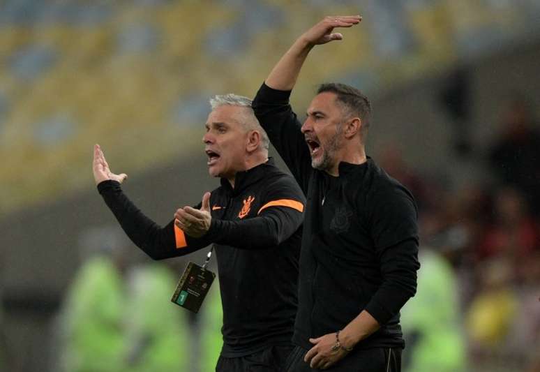 Vítor Pereira à beira do gramado no Maracanã (Foto: Carl DE SOUZA / AFP)