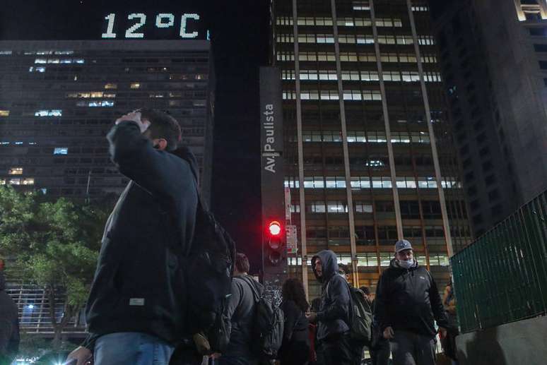  Pedestres caminham na Av. Paulista, em São Paulo, em dia de baixas temperaturas