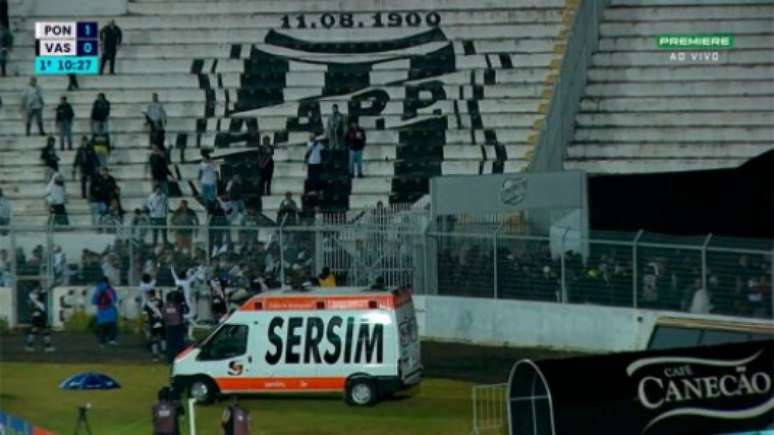 Briga entre torcedores no Estádio Moisés Lucarelli (Foto: Reprodução/Premiere)