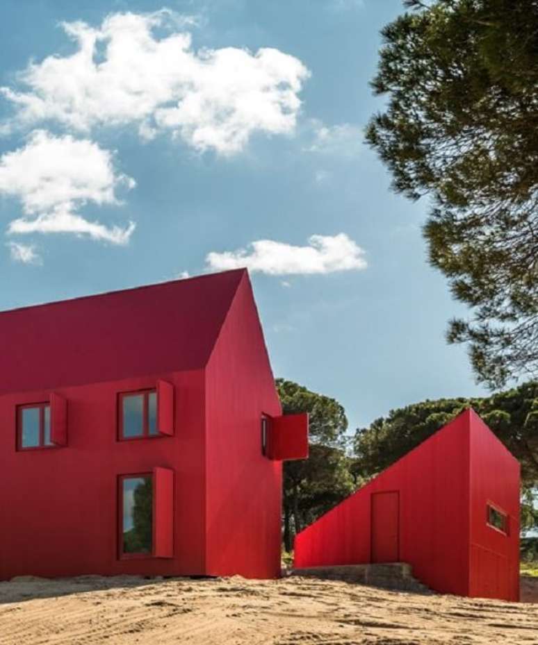50. Modelo de casa vermelha linda para se inspirar. Fonte: Sasha Smith