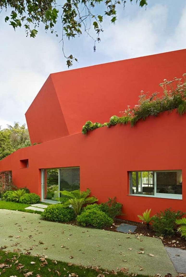 23. Casa vermelha com telhado verde. Fonte: Decor Fácil