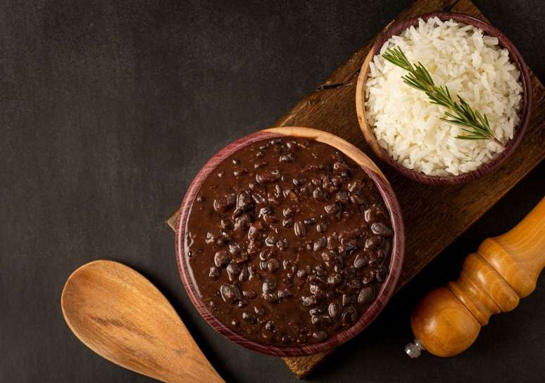 O arroz e feijão são a base da culinária brasileira (Imagem: Shutterstock)
