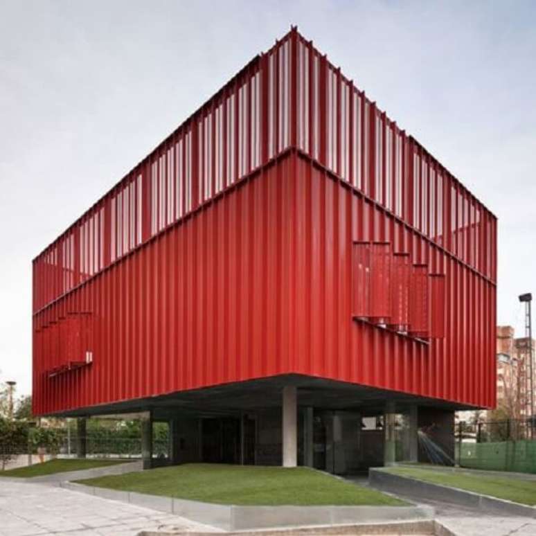 46. Fachada moderna de casa vermelha. Fonte: Dezeen