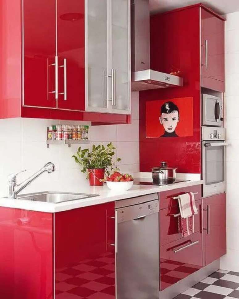 7. Decoração de casa vermelha: cozinha descolada decorada com tons de vermelho e branco. Fonte: Sabrina Mix