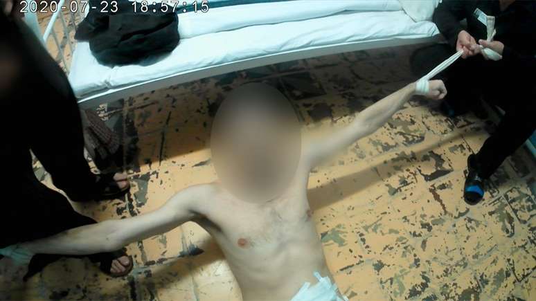 Imagens de uma câmera corporal vazaram da prisão de Saratov no ano passado