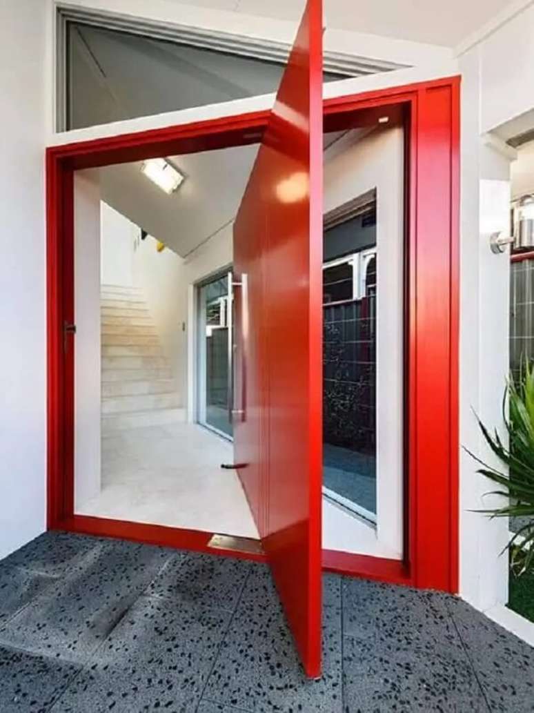 9. Casa com porta vermelha pivotante é sinônimo de elegância. Fonte: 321 Achei