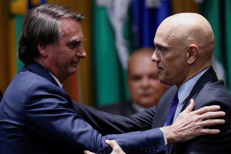 Bolsonaro cumprimenta o ministro Alexandre de Moraes 