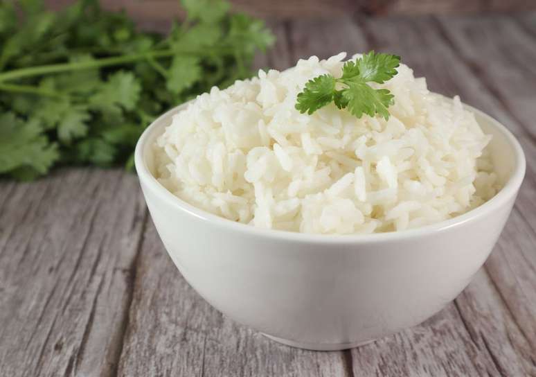 Para fazer um arroz soltinho, é necessário se atentar a alguns detalhes (Imagem: Shutterstock)