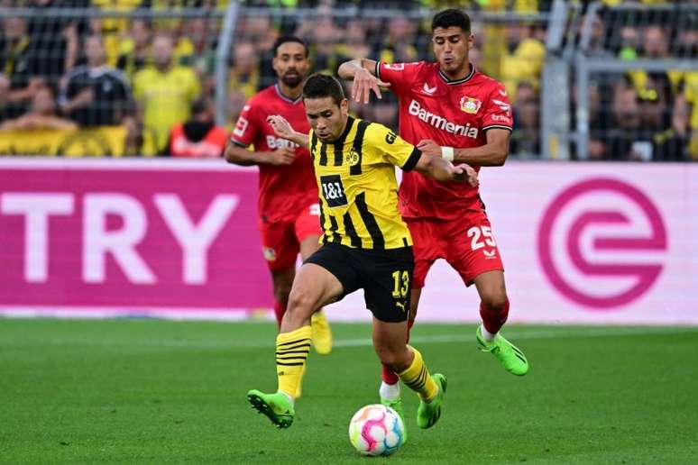 Raphaël Guerreiro jogou na estreia do Borussia Dortmund no Alemão no fim de semana (Foto: INA FASSBENDER/AFP)
