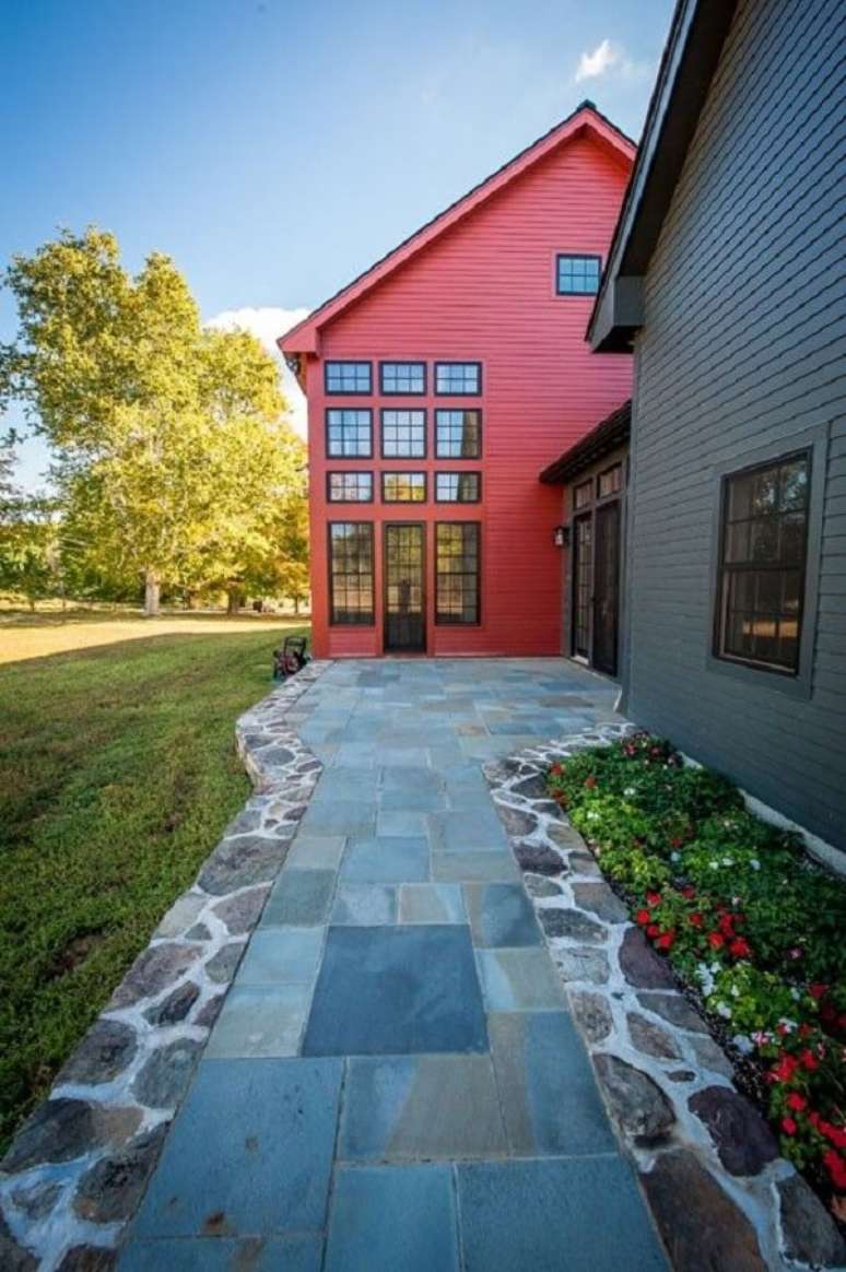 13. A casa vermelha pode combinar com diferentes tonalidades. Fonte: Yankee Barn Homes