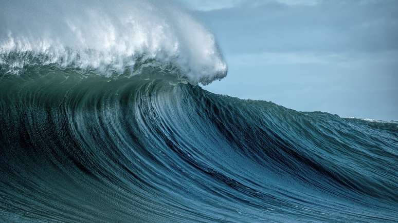 Ondas podem alcançar quatro metros de altura em cidades litorâneas afetadas pelo fenômeno