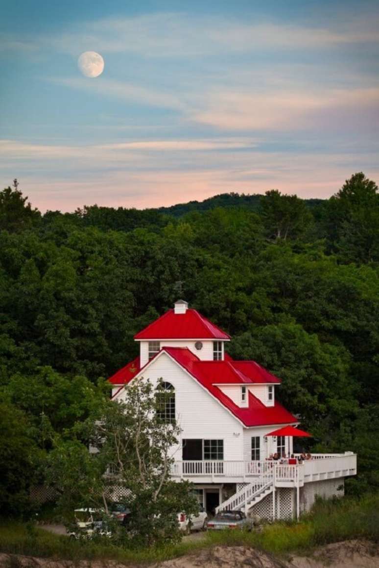10. A casa com telhado vermelho se destaca na paisagem. Fonte: Angela Johnson Nash