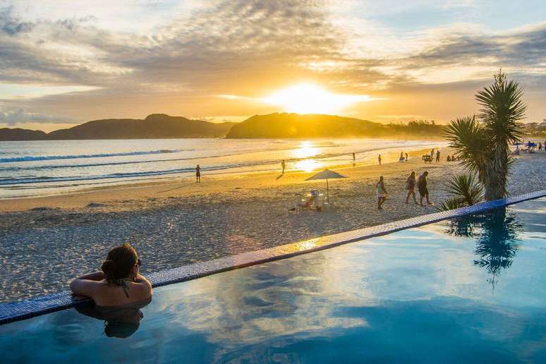 Cen&aacute;rio do entardecer com encontro do mar 