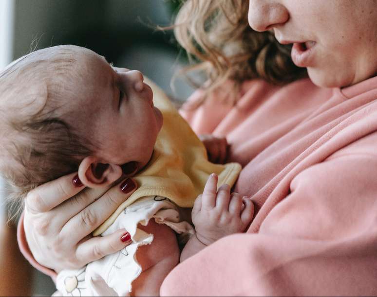 Vômito em bebês e recém-nascidos: quando é preocupante e o que fazer