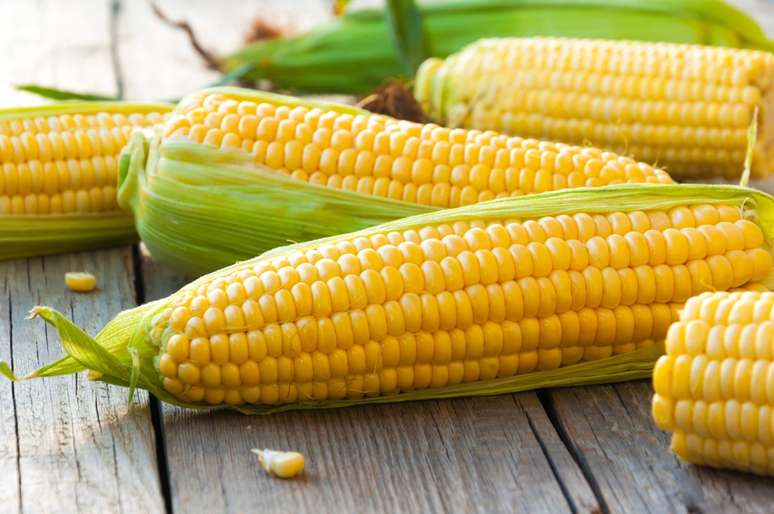 Guia da Cozinha - Como tirar fiapos do milho? Aprenda uma dica fácil!