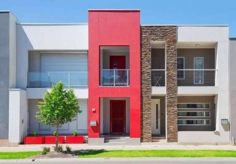 37. Casas pintadas de vermelho com revestimento em pedra. Fonte: Habitissimo