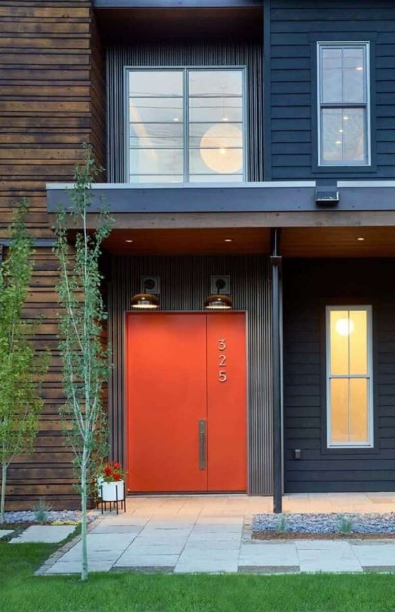 20. Casa moderna com janelas amplas de vidro e porta de entrada vermelha. Fonte: One Kindesign