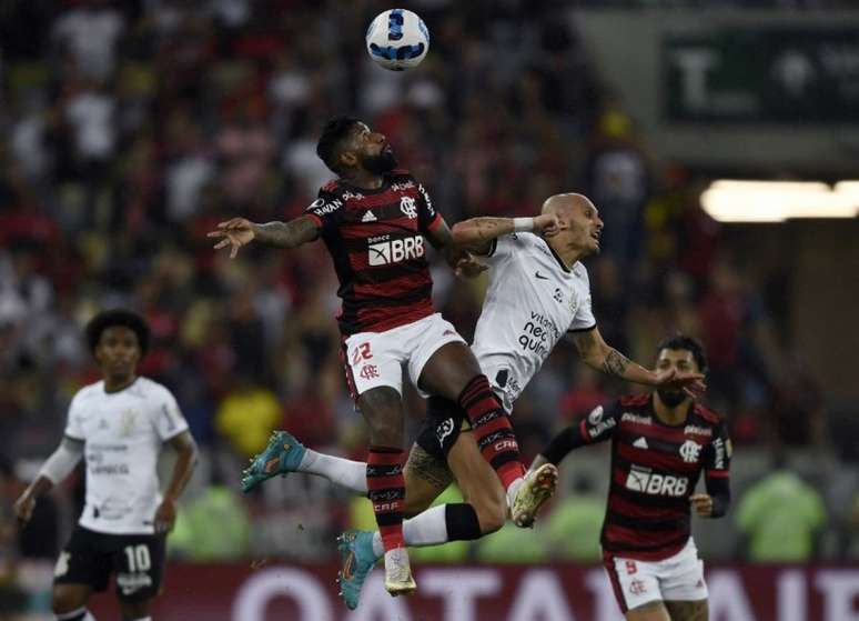 Fábio Santos em ação no Maracanã contra o Flamengo (Foto: MAURO PIMENTEL / AFP)