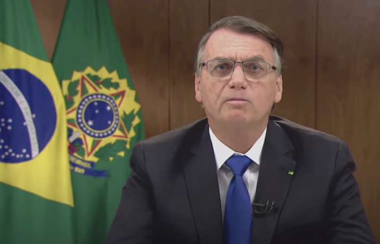 Em live, Bolsonaro mostra Constituição: 'Esta é melhor carta à democracia'