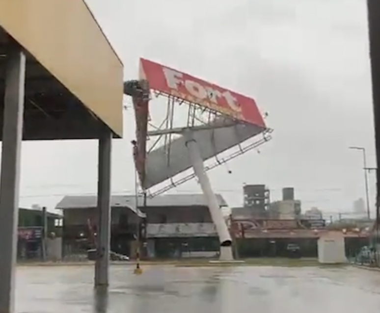 Ventania causada por ciclone derruba outdoor de mercado em SC.