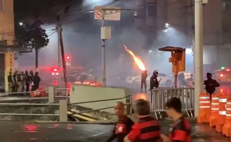 Flamenguistas e policiais militares entraram em choque antes do jogo com o Corinthians, nos arredores do Maracanã