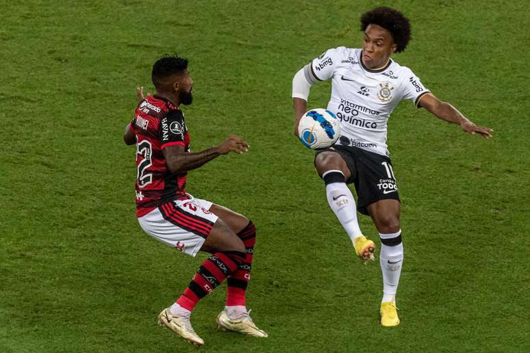 Corinthians luta, mas cai diante do Flamengo e dá adeus à Copa Libertadores