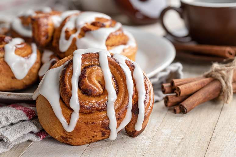 Cinnamon roll é um pãozinho doce de canela que foi criado na