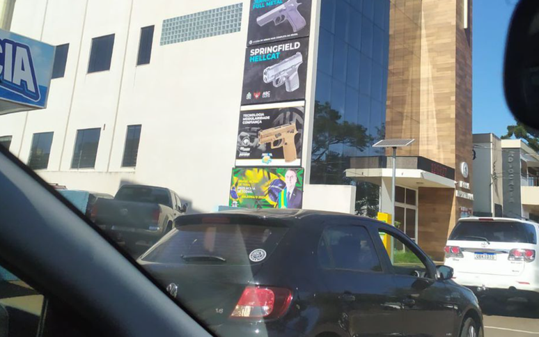 Muro de igreja é usado para fazer propagada de armas e Bolsonaro em Cascavel