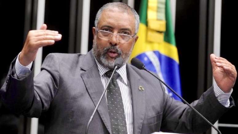 Imagem mostra o senador Paulo Paim (PT-RS) durante discurso no Senado Federal.