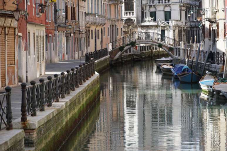 Canal de Veneza vazio durante pandemia