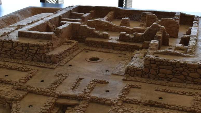 Maquete do sítio de Cancho Roano mostra os restos do último templo do local, construído perto do final do século 6 a.C.