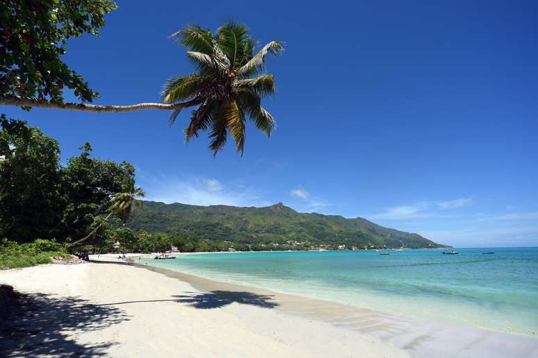 A praia de Beau Vallon, principal da Mahé, não deixa nada a desejar.