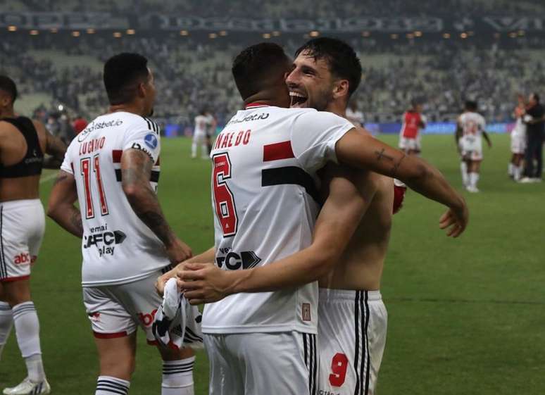 Jogadores do São Paulo comemoram classificação obtida diante do Ceará (Foto: Rubens Chiri/São Paulo FC)