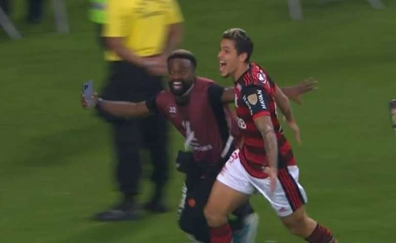 Negrete comemora gol de Pedro, na última terça-feira, no Maracanã (Foto: Reprodução/Twitter)