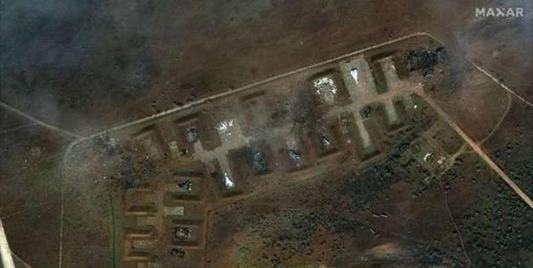 Vista de base aérea na Crimeia após suposto ataque