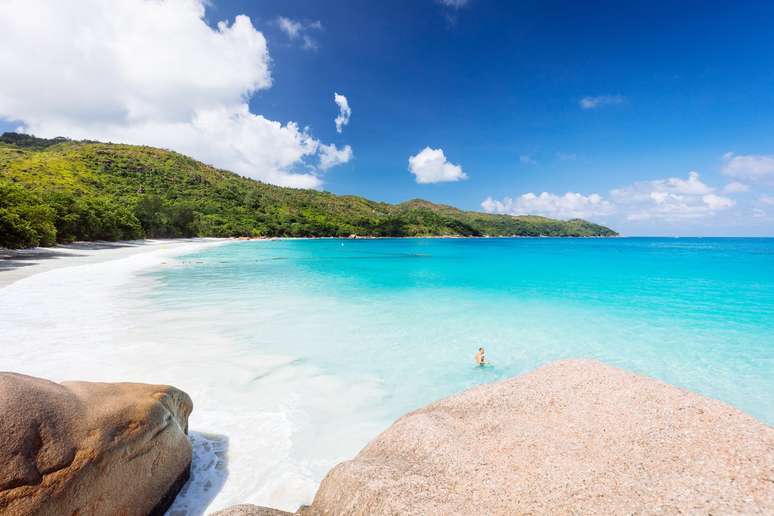 Os azuis impossíveis da praia de Anse Lazio.