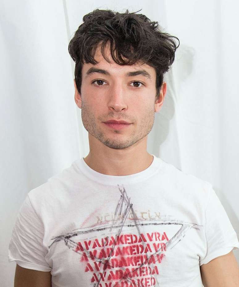 Ezra Miller agora é suspeito em caso de desaparecimento de família