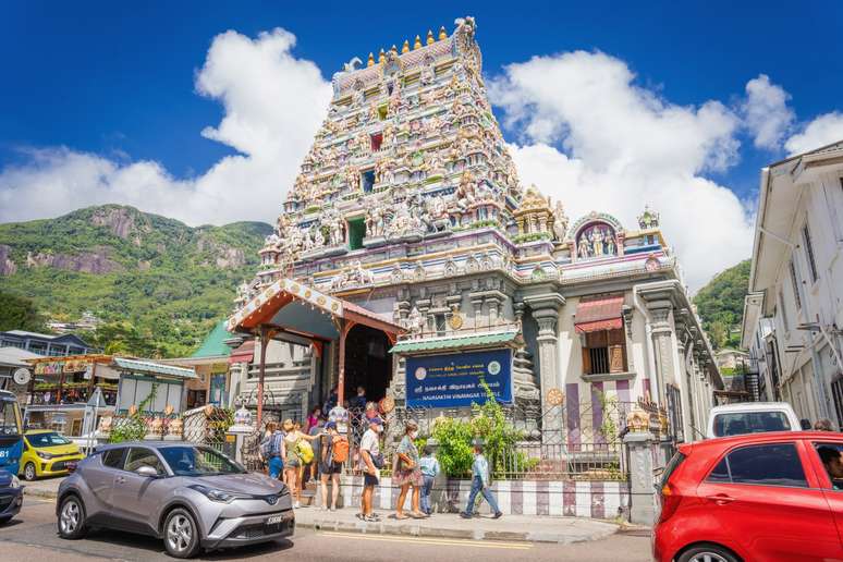 A fachada colorida do templo hindu Navasakthi Vinayagar.