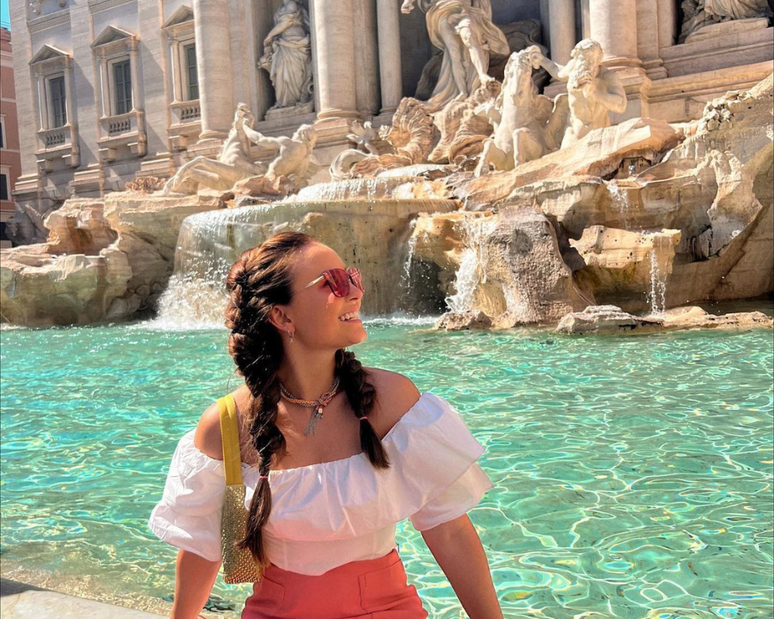 Larissa Manoela em Fontana di Trevi 