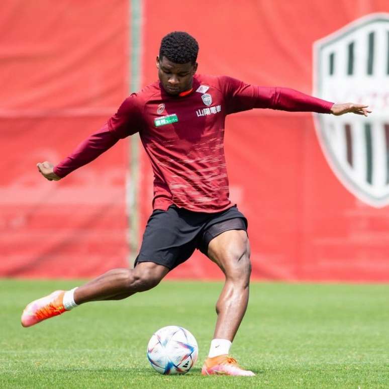 Jogador já está em Belo Horizonte, para fazer exames médicos e assinar contrato com o clube celeste - (Foto: Reprodução/Instagram/Lincoln)