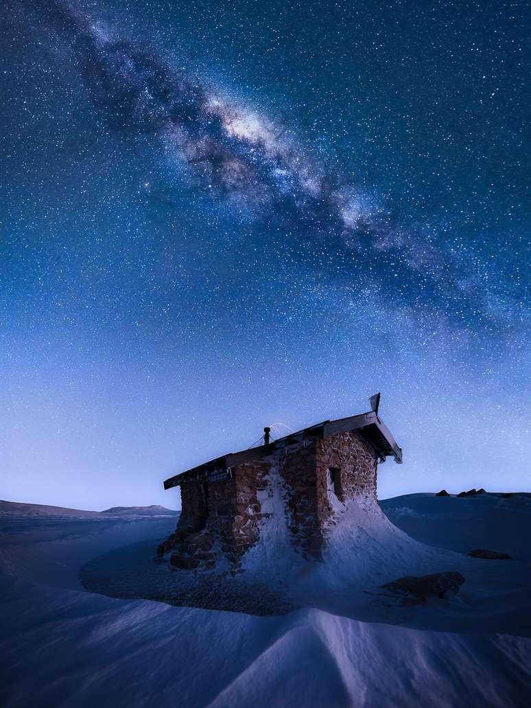 A Via Láctea sobre uma cabana de observação no Monte Kosciuszko, na Austrália