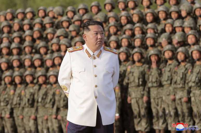Kim Jong-un durante uma parada militar em Pyongyang